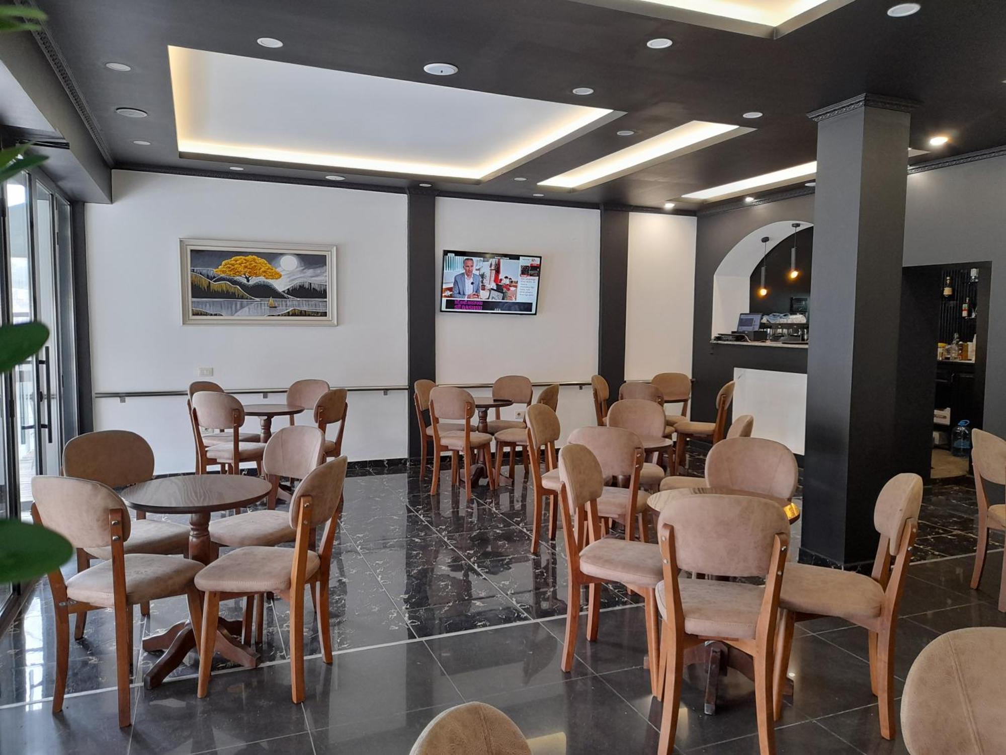 Golden Sleep Hostel Shkoder Exterior photo