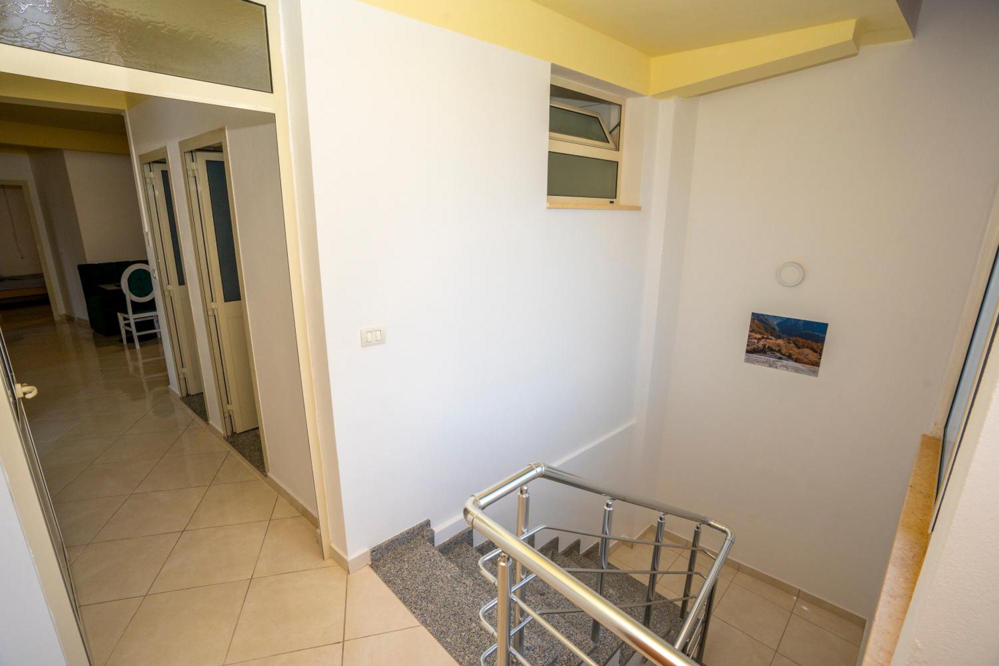 Golden Sleep Hostel Shkoder Exterior photo