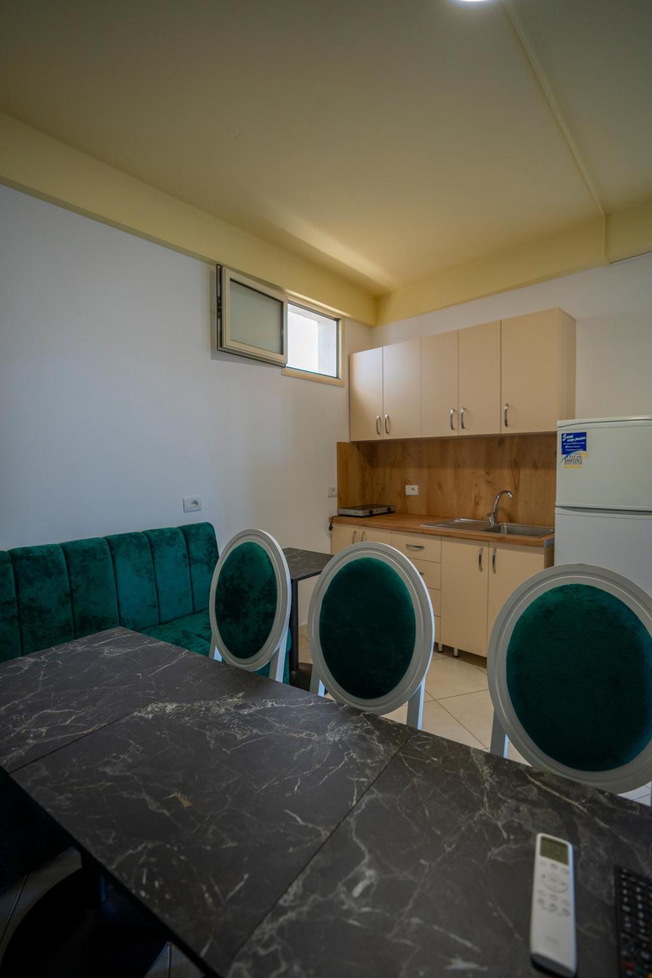 Golden Sleep Hostel Shkoder Exterior photo